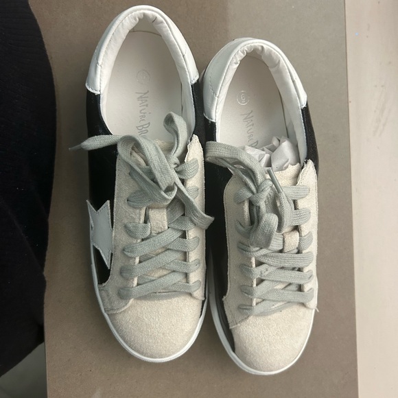 Sneakers Stylish Black and White Women's Sneakers 6 Brand New in box - Picture 4 of 5